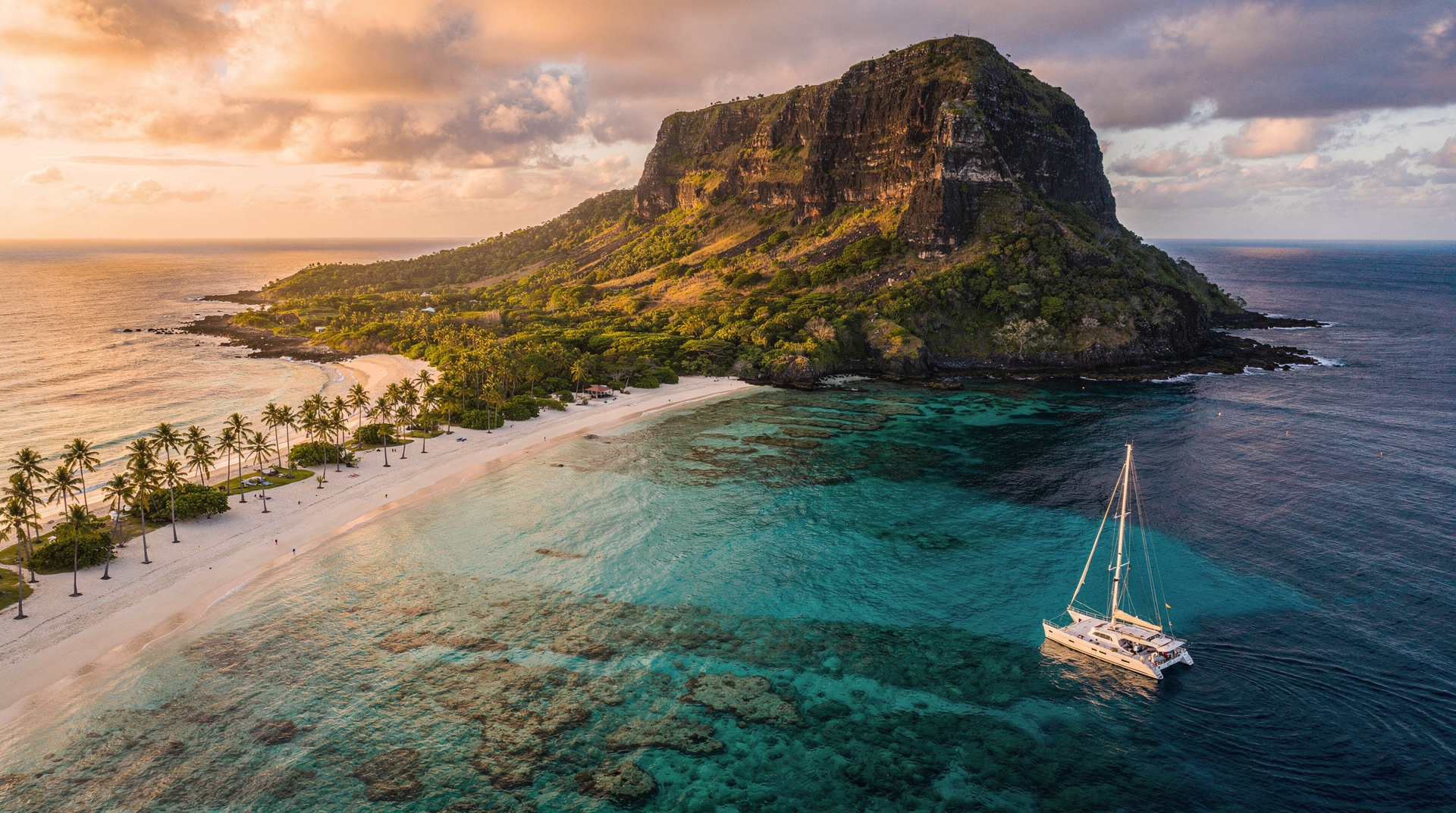 Vue aérienne du Morne Brabant et du lagon turquoise de l'île Maurice